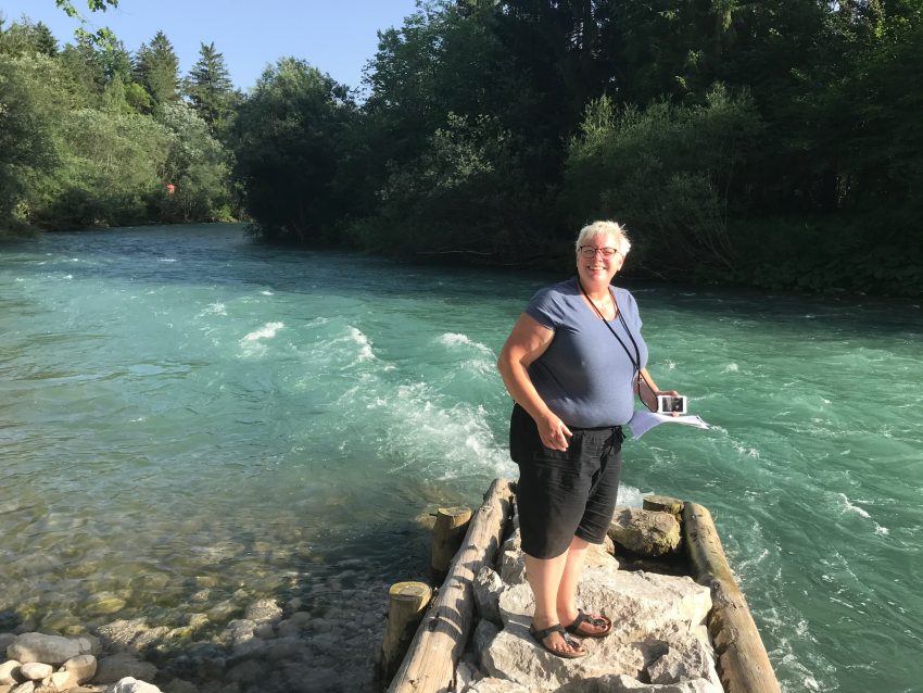 Susanne genießt nach langer Fahrt den Fluss