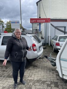 Susanne, die Fahrerin, musste feststellen, dass schon lange niemand den Reifendruck kontrolliert hat.