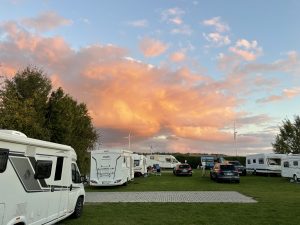 Sonnenuntergang über dem Campingplatz auf dem Gutenborner Hof in Alzey-Weinheim.